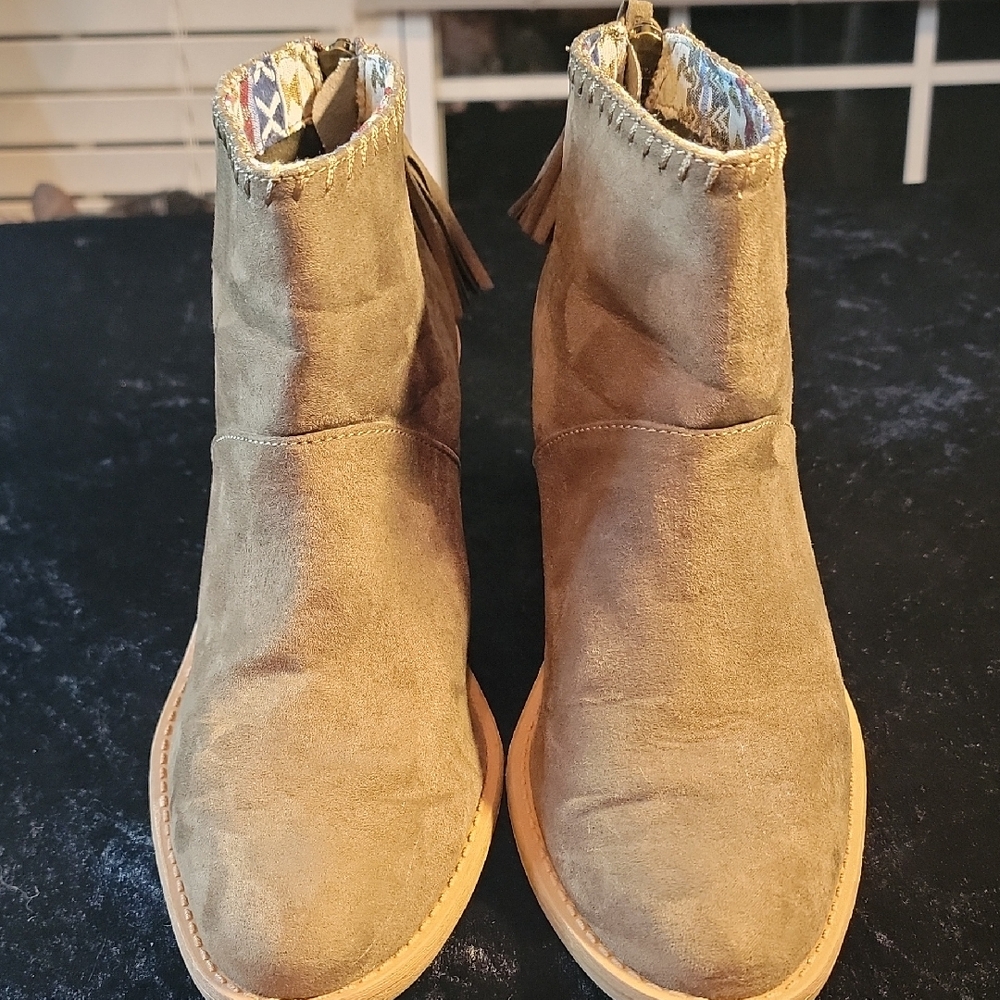 Qupid Women's Brown Faux Suede Zip Ankle Heel Booties!